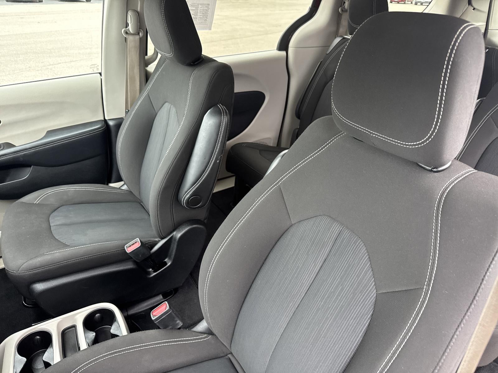 2022 Chrysler Voyager LX