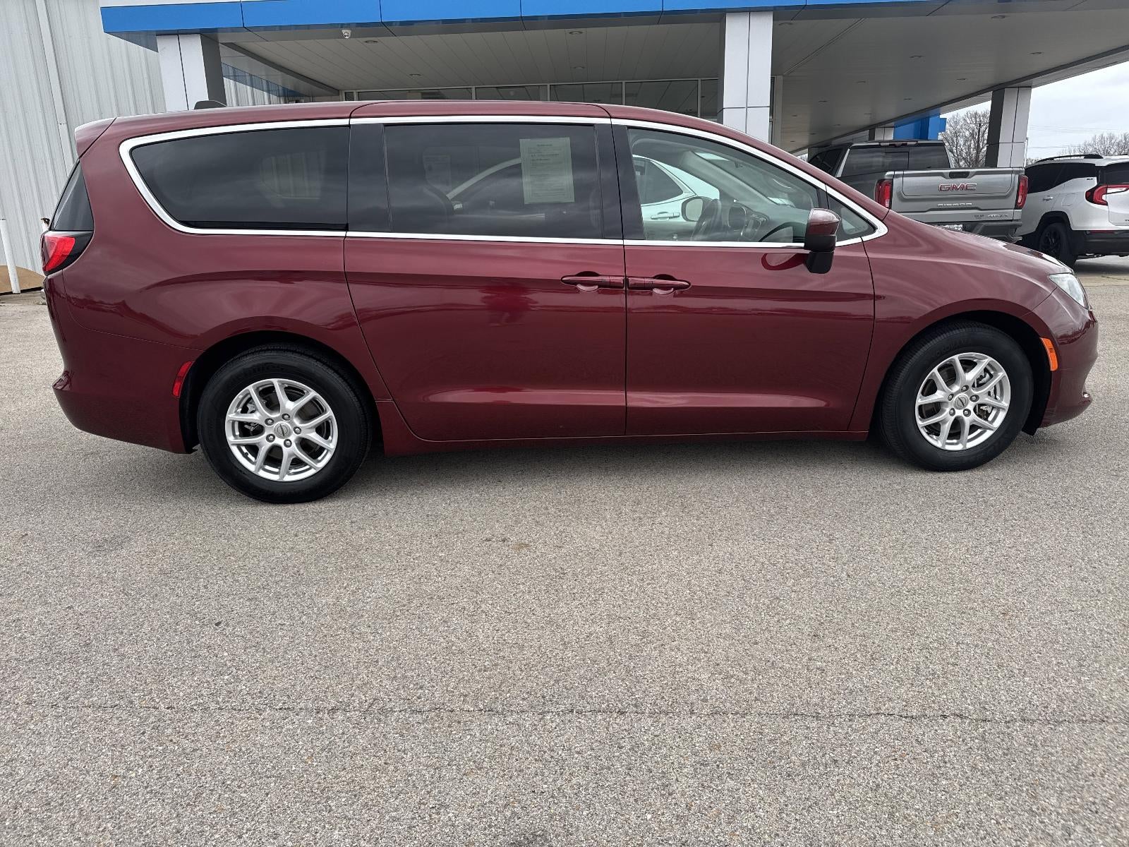 2022 Chrysler Voyager LX