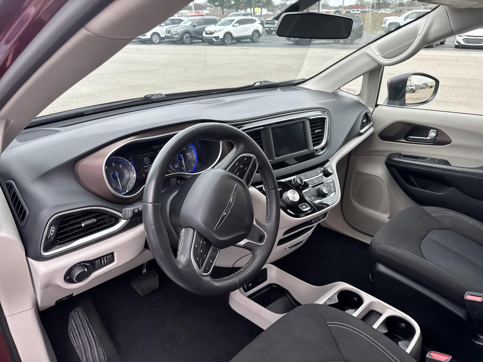 2022 Chrysler Voyager LX